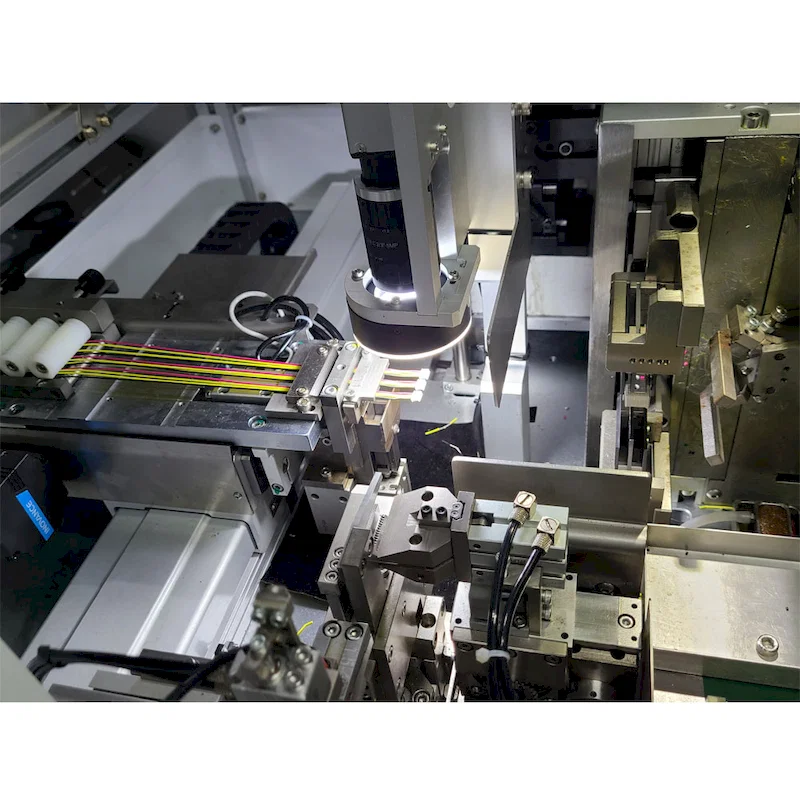 Macchina per l'inserimento di alloggiamenti a crimpare cavi completamente automatica certificata CE, inserimento automatico di alloggiamenti a crimpare cavi