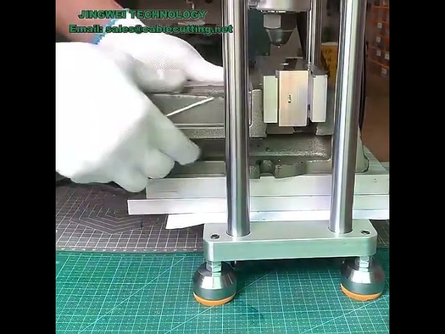 Macchina per Stampaggio a Iniezione Verticale 50g da Tavolo – Per Polimeri e Plastica, Ideale per Teste USB
