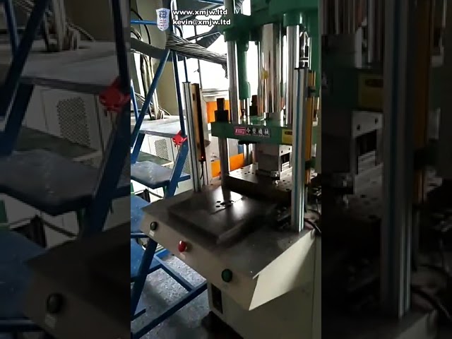 Macchine per stampaggio a iniezione 85t: stampi per ciabatte, sandali, penne, cover cellulari e vetro