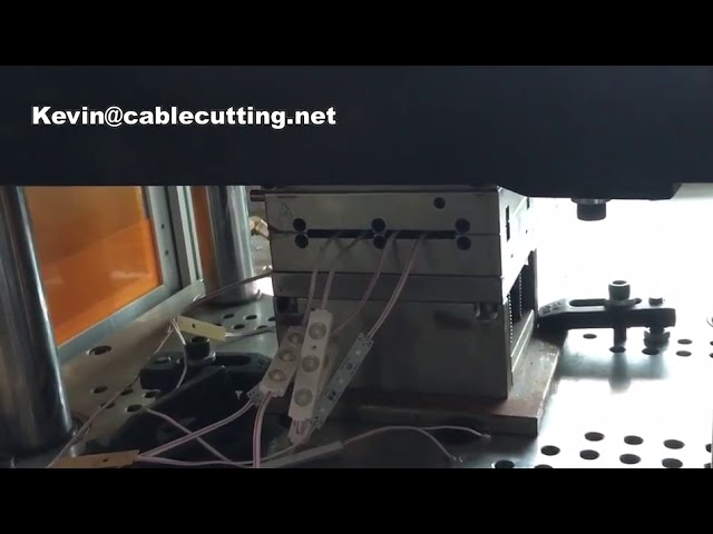 Macchina per stampaggio a iniezione verticale per involucri lampadine LED e componenti lampade