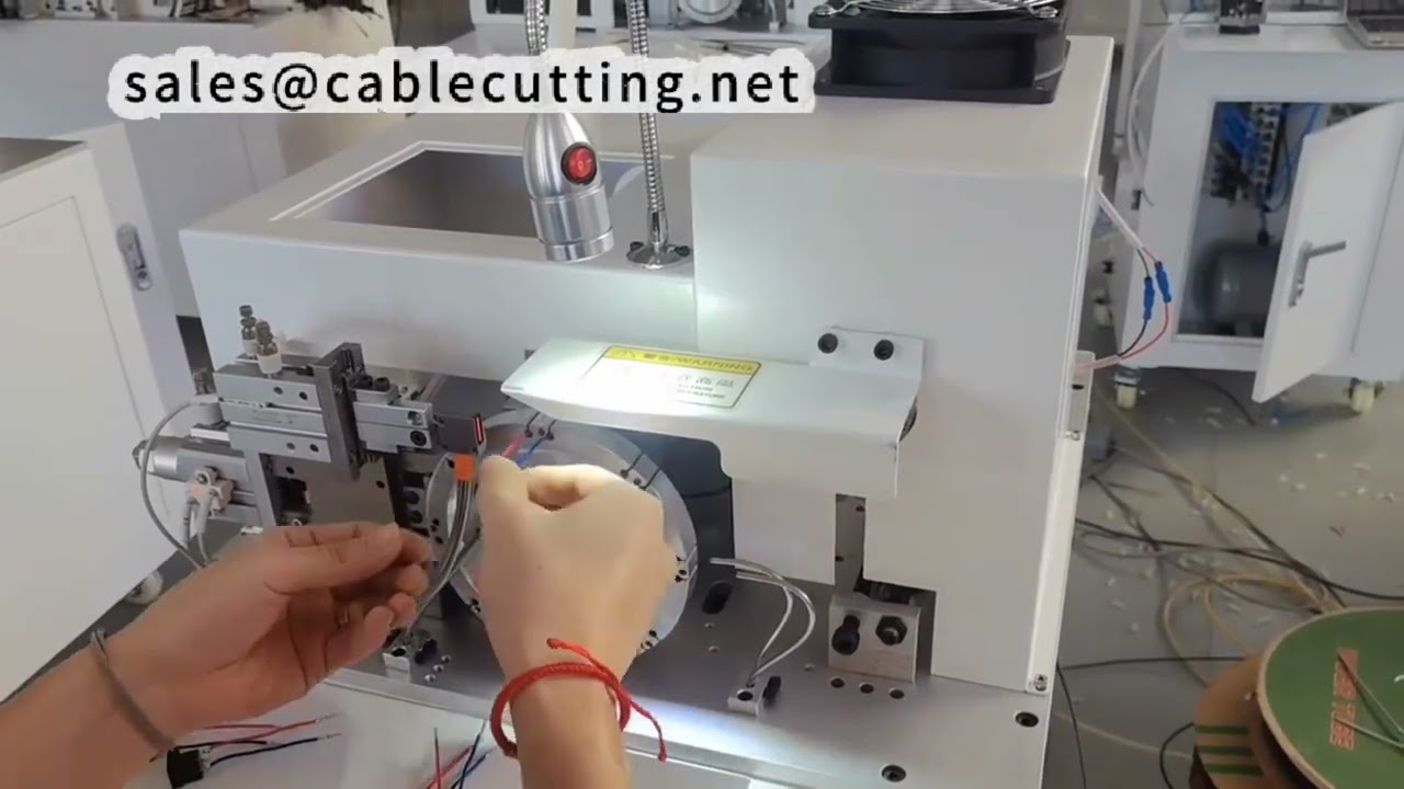 Macchina automatica per l'inserimento e riscaldamento di tubi termorestringenti: qualità e consistenza ottimizzate