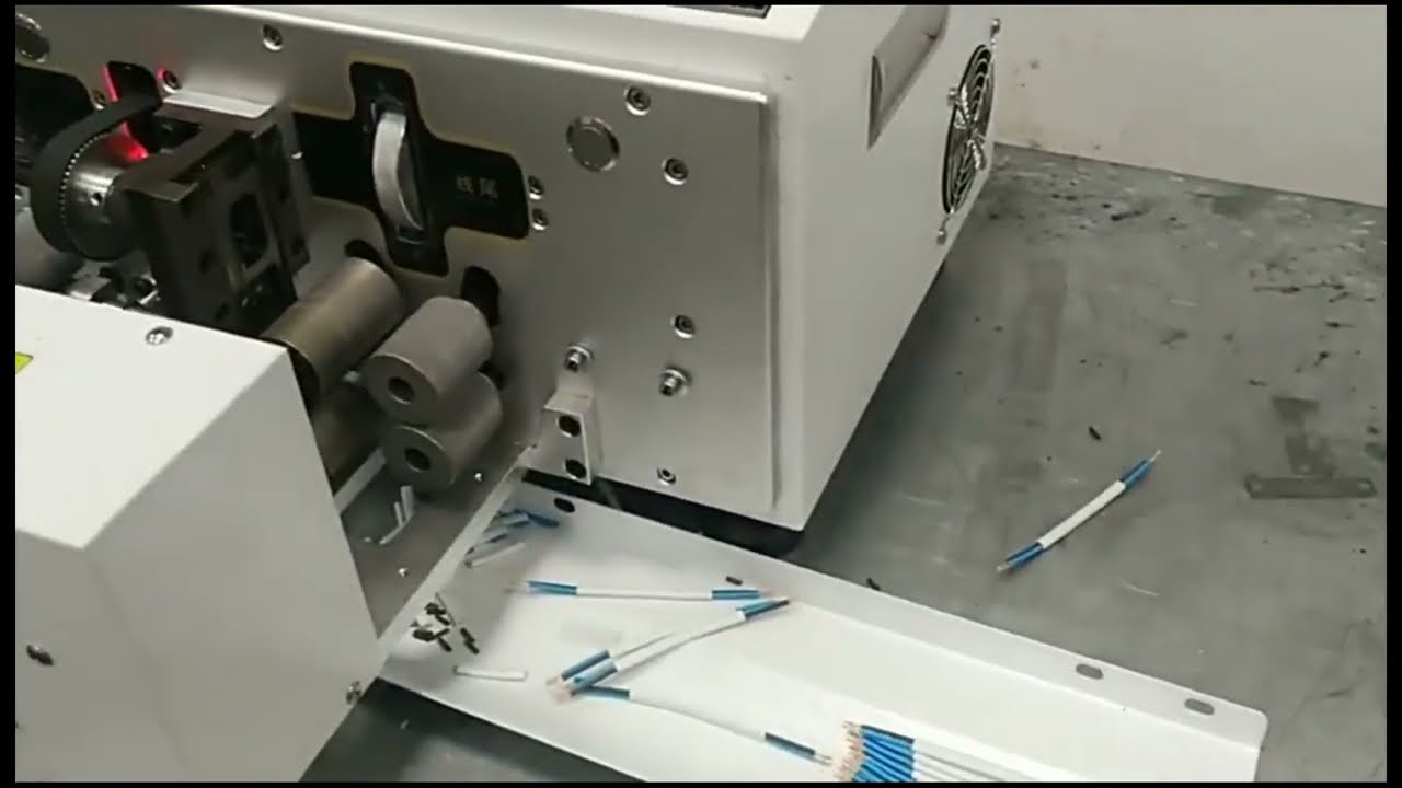 Macchina Automatica per Pelatura, Taglio e Torsione di Cavi Piatti e Guaine