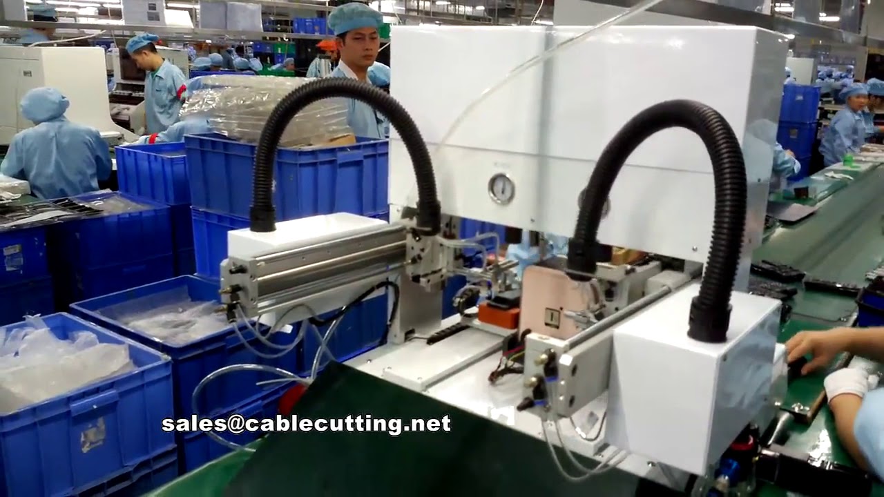 Macchina automatica per avvitatura viti con braccio robotico