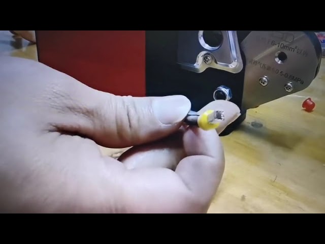 Crimpatrice Pneumatica per Terminali Tubolari T6-4 – Efficienza e Automazione