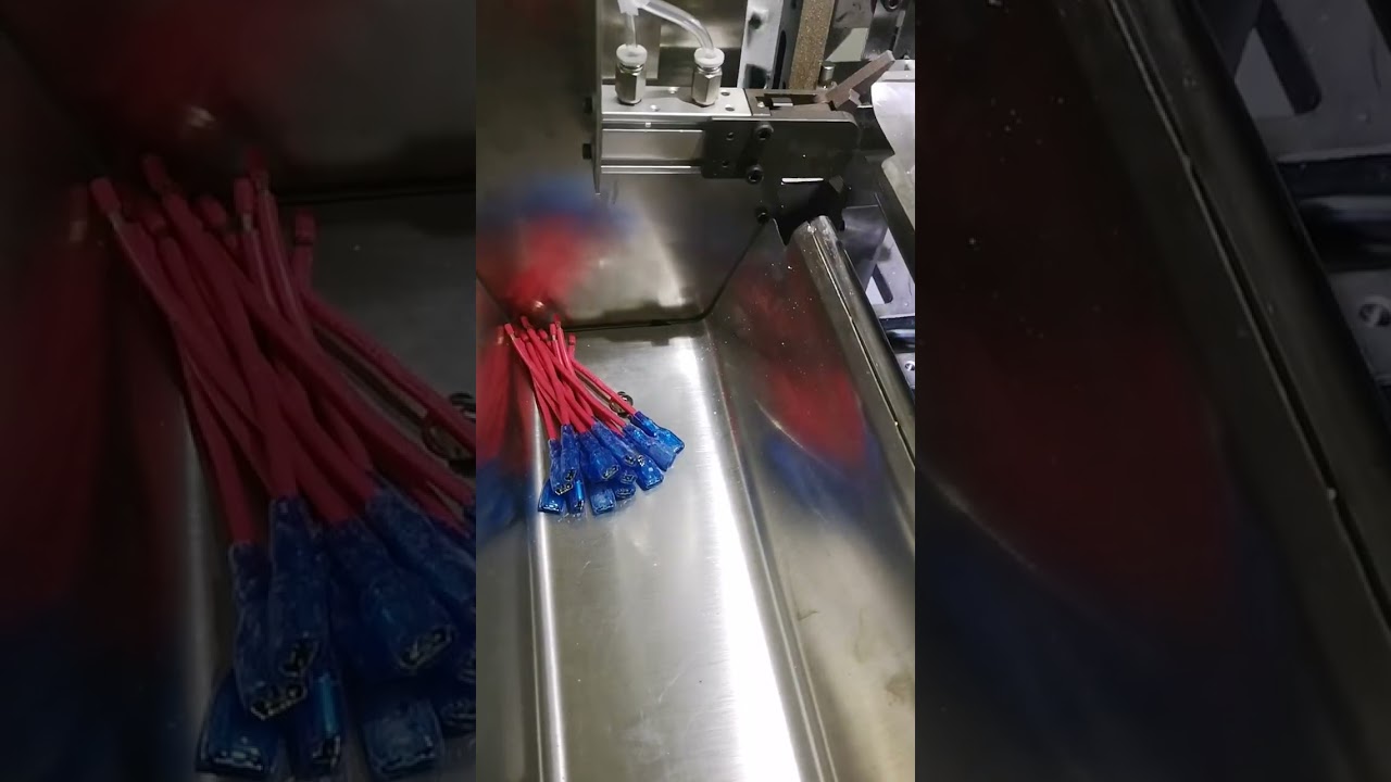 Macchina automatica per crimpatura terminali e inserimento alloggiamenti per cavi di alimentazione #fabbrica #macchina