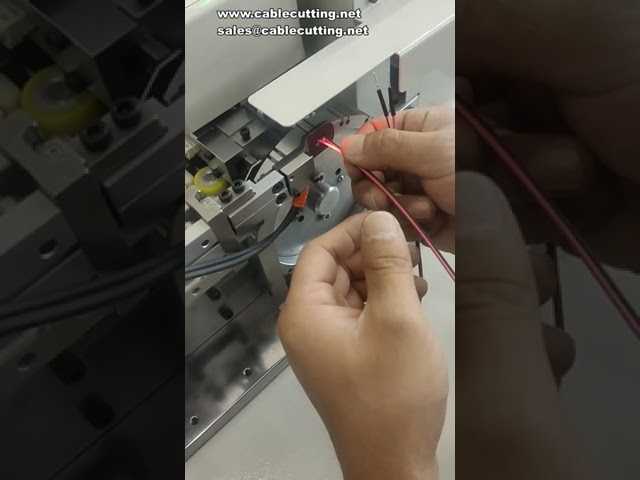 Macchina automatica per guaine termoretraibili: taglio, inserimento e asciugatura