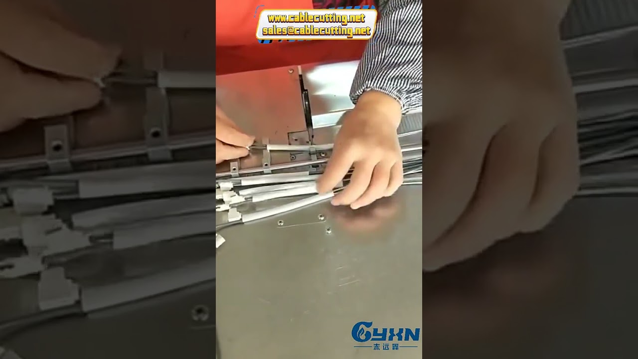 Macchina da tavolo per fascettatura automatica di cablaggi con fascette auto-bloccanti