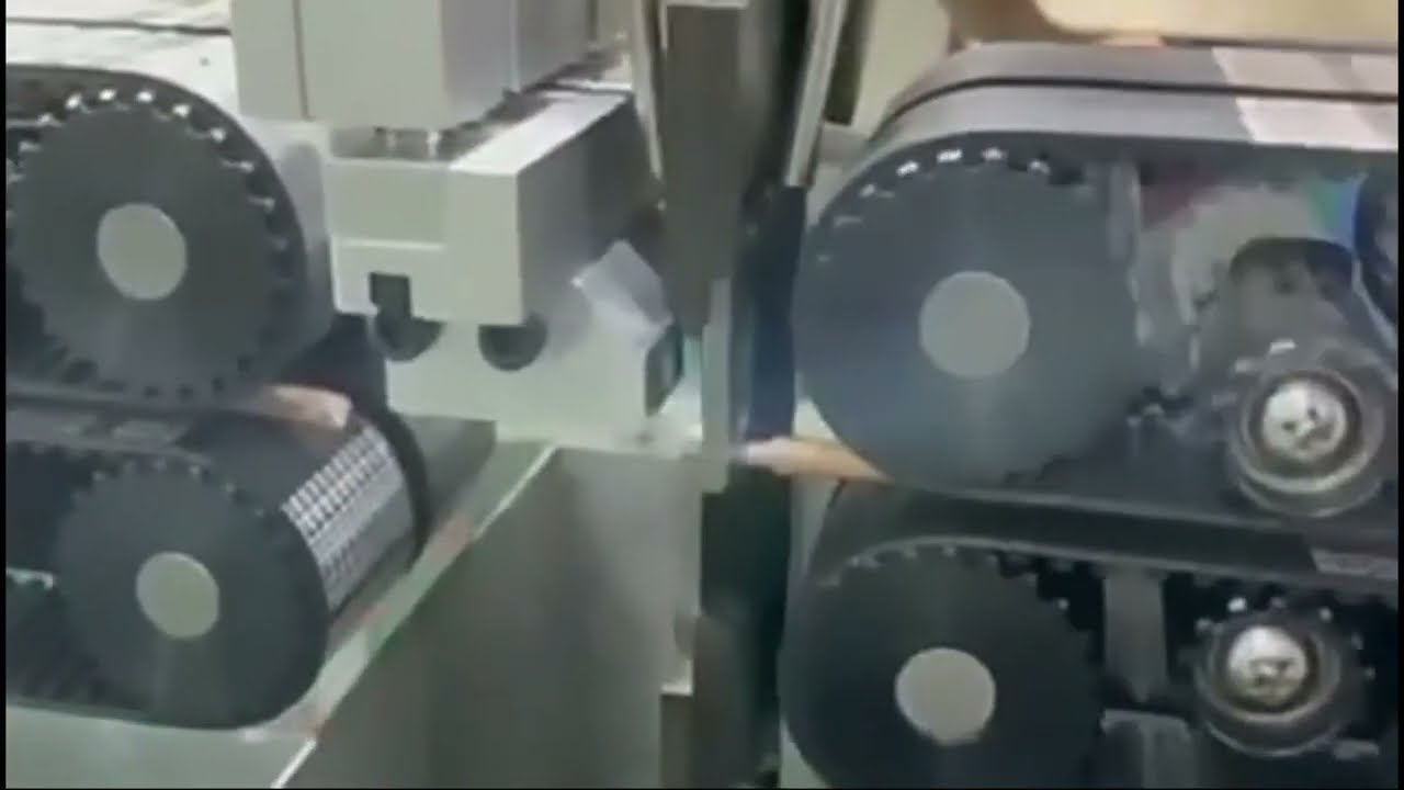 Macchina automatica touch screen per taglio e pelatura di cavi coassiali flessibili