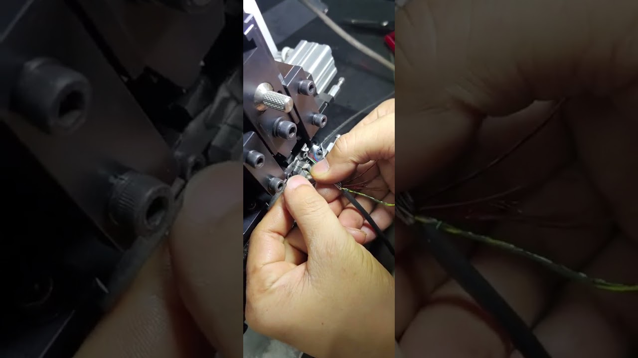Macchina per spelatura filo 8mm e crimpatura terminali – Automazione industriale