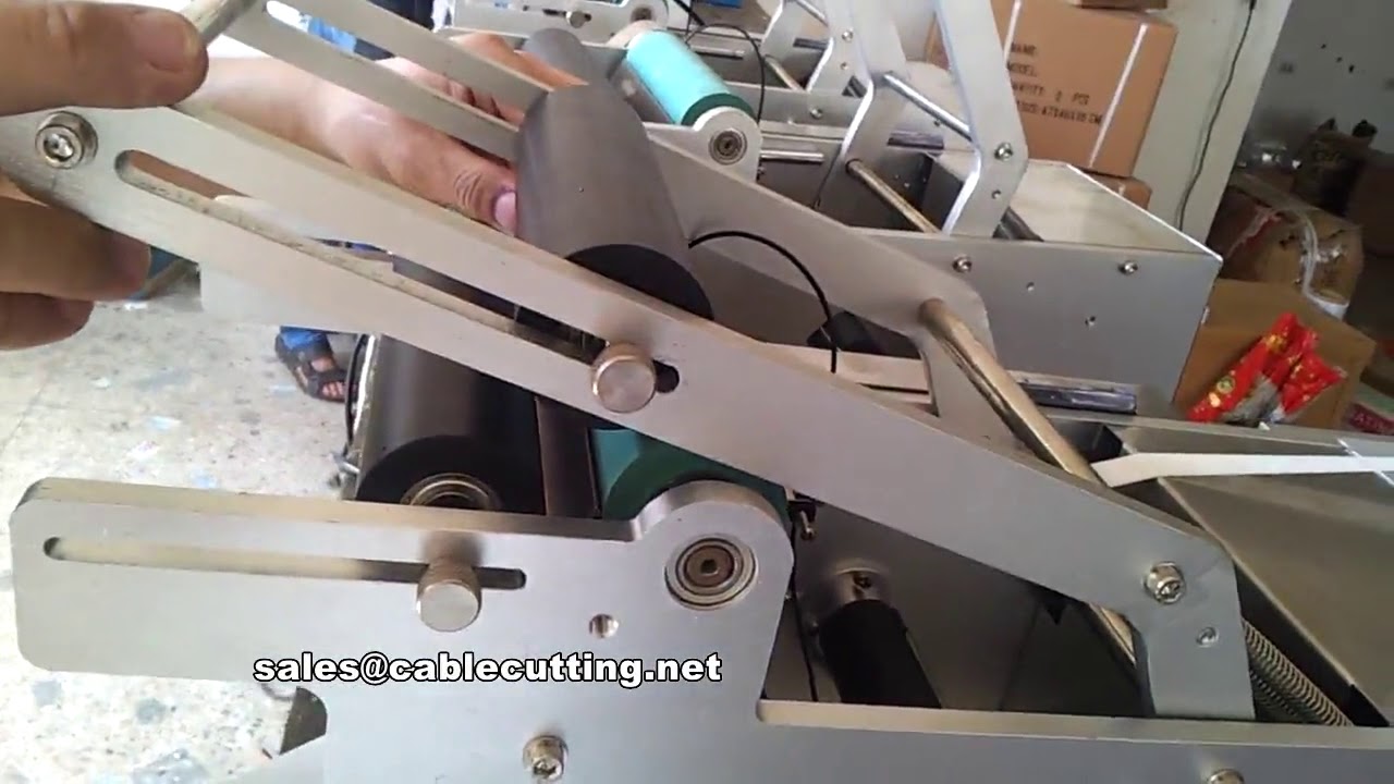Etichettatrice automatica per bottiglie di plastica: soluzione compatta e veloce