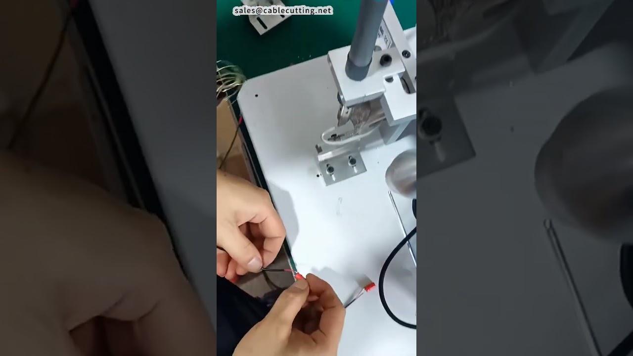 Saldatrice Automatica con Clip dal Design Unico - Innovazione Industriale