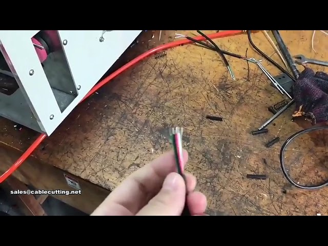 Taglio e spelatura automatica di cavi multipolari con guaina - Macchina professionale