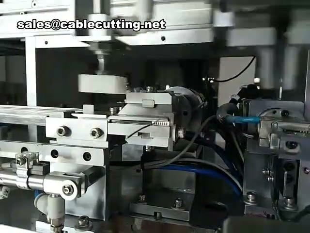 Macchina automatica per taglio, spelatura, crimpatura e saldatura cavi elettrici – Inserimento connettori