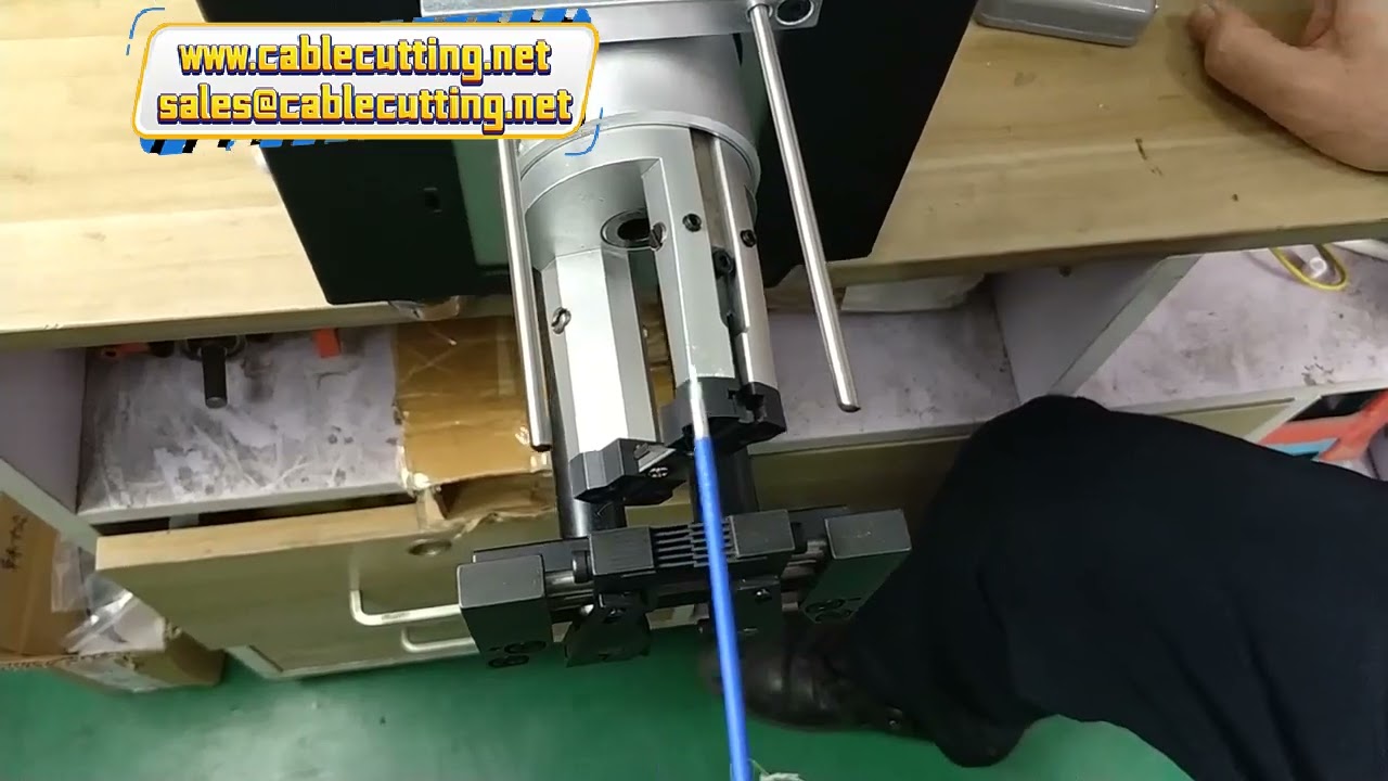 Macchina semiautomatica per spelatura e attorcigliamento di cavi coassiali con servomotore