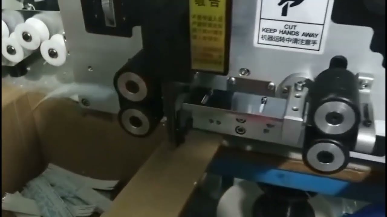 Macchina automatica per taglio e spellatura di cavi a nastro piatto