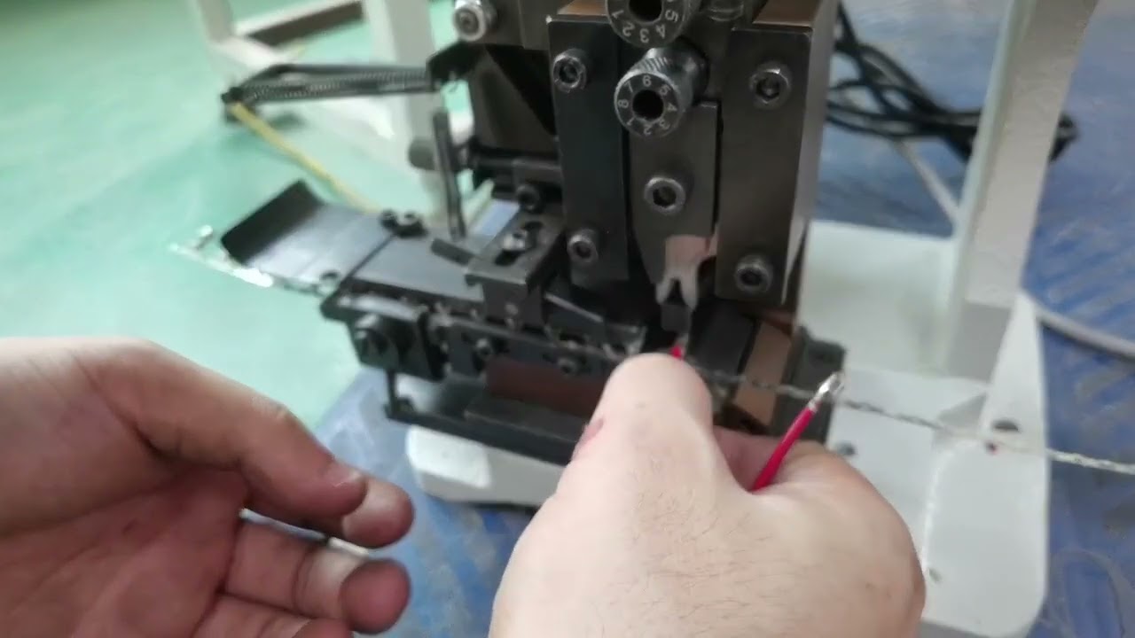 Crimpatrice per Terminali: Video Reale dell'Attrezzatura di Precisione