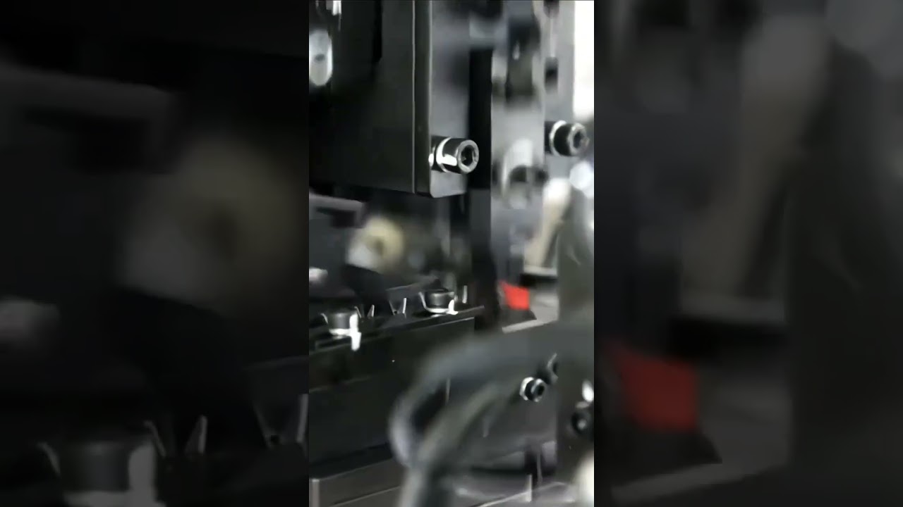 Macchina per Cablaggi Moto Elettrica Personalizzati: Crimpatura Doppia/Singola, Sigillatura Impermeabile e Inserimento Tubi Numerati