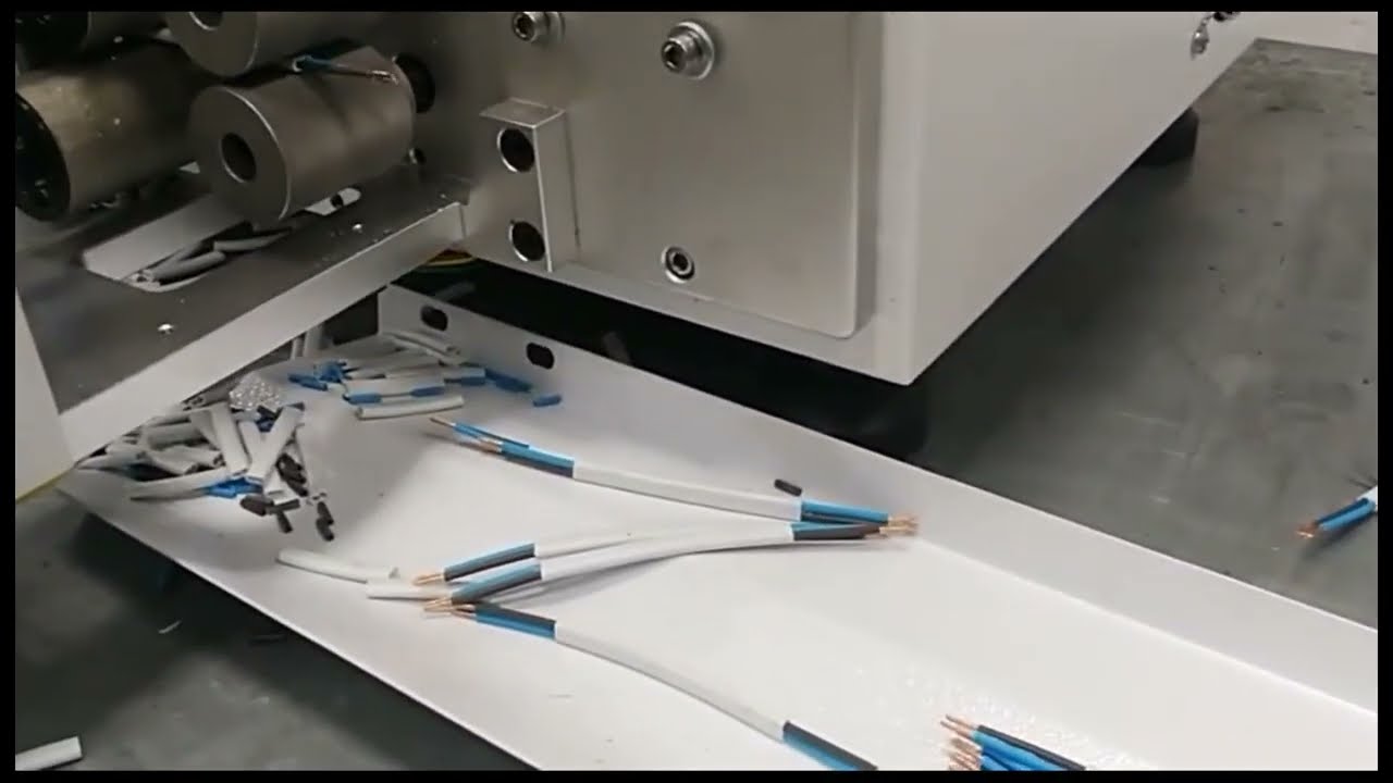 Macchina automatica per taglio, spelatura e torsione di cavi multipolari a guaina piatta per cablaggi