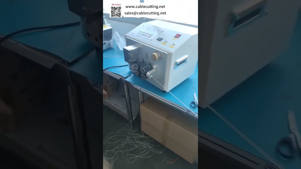 Macchina tagliatubi a cinghia ad alta velocità: svolgitori verticali e orizzontali in azione