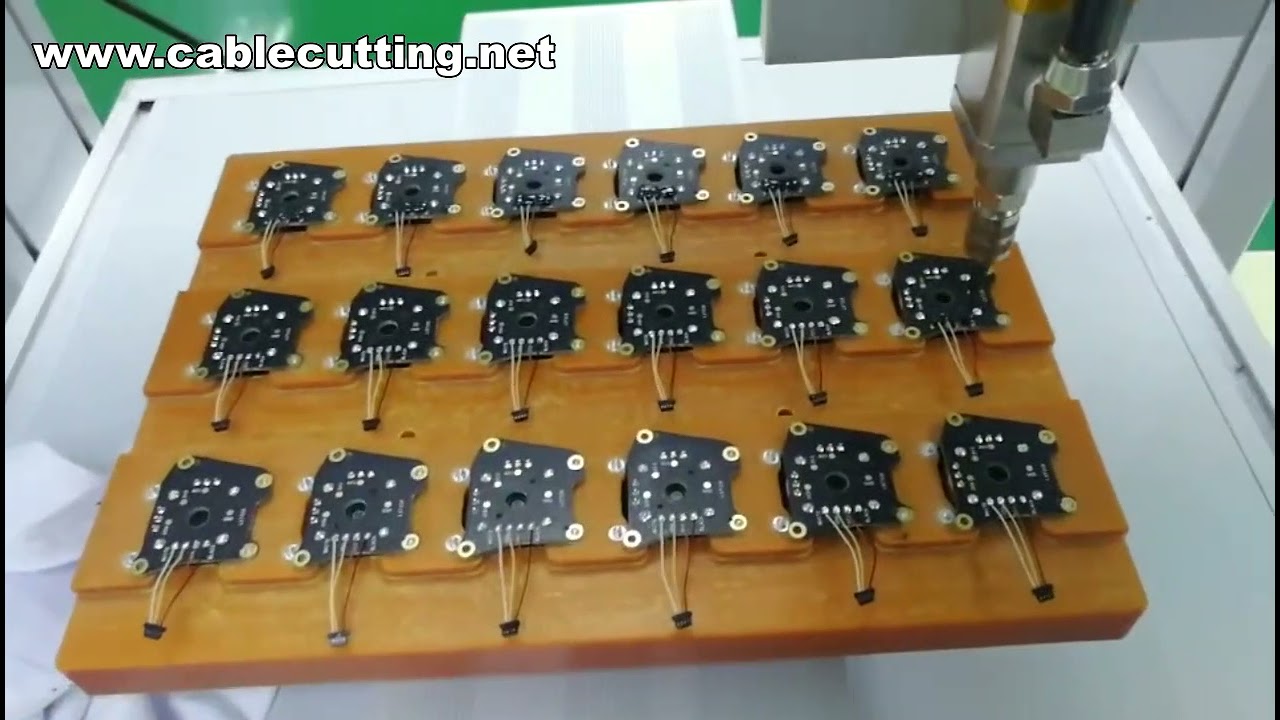 Dosaggio colla di precisione: macchine CNC, robot e sistemi multi-assi per applicazioni industriali