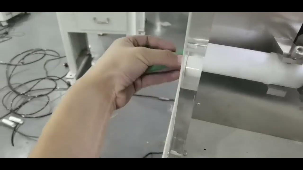 Macchina per taglio tubi completamente automatica: taglio di tubi in gomma in azione